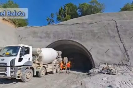 Se lucrează simultan la trei tuneluri pe A1 Sibiu–Pitești. Progrese recente pe autostrada care traversează Carpații.