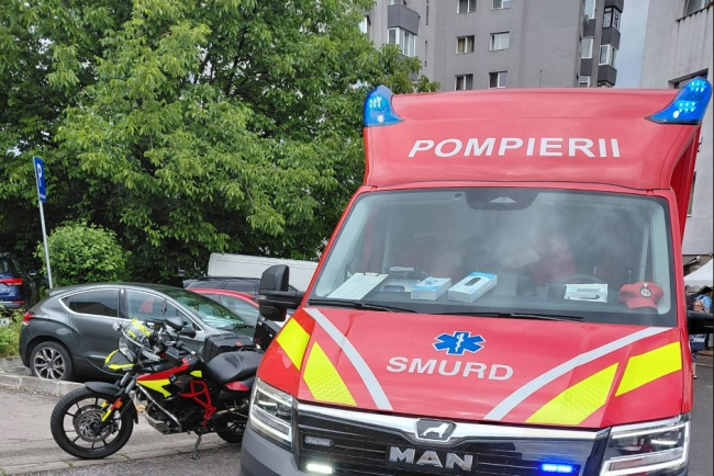 Stire de breaking news Un copil de doi ani a cazut de la o inaltime intr un bloc de pe Aleea Moldoveanu din Cluj Napoca Autoritatile intervin in prezent