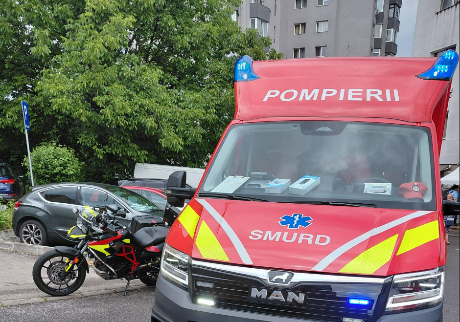 Stire de breaking news Un copil de doi ani a cazut de la o inaltime intr un bloc de pe Aleea Moldoveanu din Cluj Napoca Autoritatile intervin in prezent