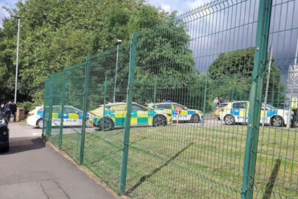 Trei persoane ranite dintr un atac cu cutitul la o scoala din Manchester O eleva de 14 ani a fost prinsa
