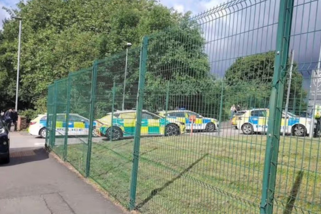 Trei persoane ranite dintr un atac cu cutitul la o scoala din Manchester O eleva de 14 ani a fost prinsa