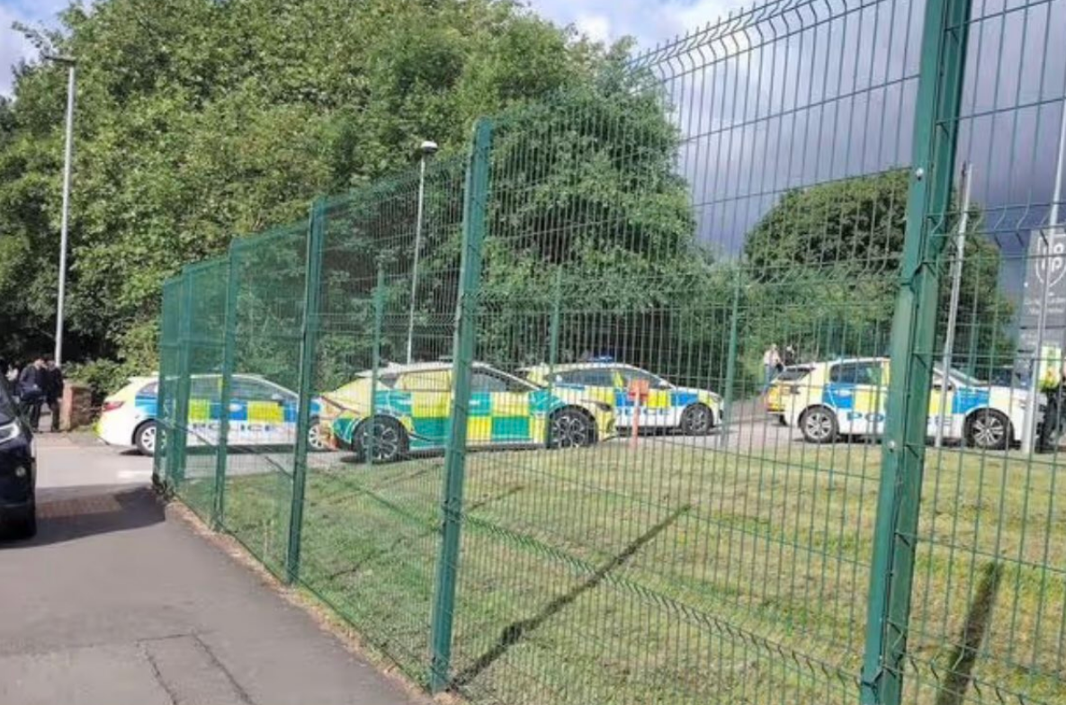 Trei persoane ranite dintr un atac cu cutitul la o scoala din Manchester O eleva de 14 ani a fost prinsa