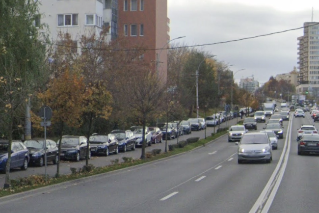 Trotuarul unei strazi din Cluj Napoca ocupat de masini Un clujean a fost aproape sa fie accidentat pe trotuar