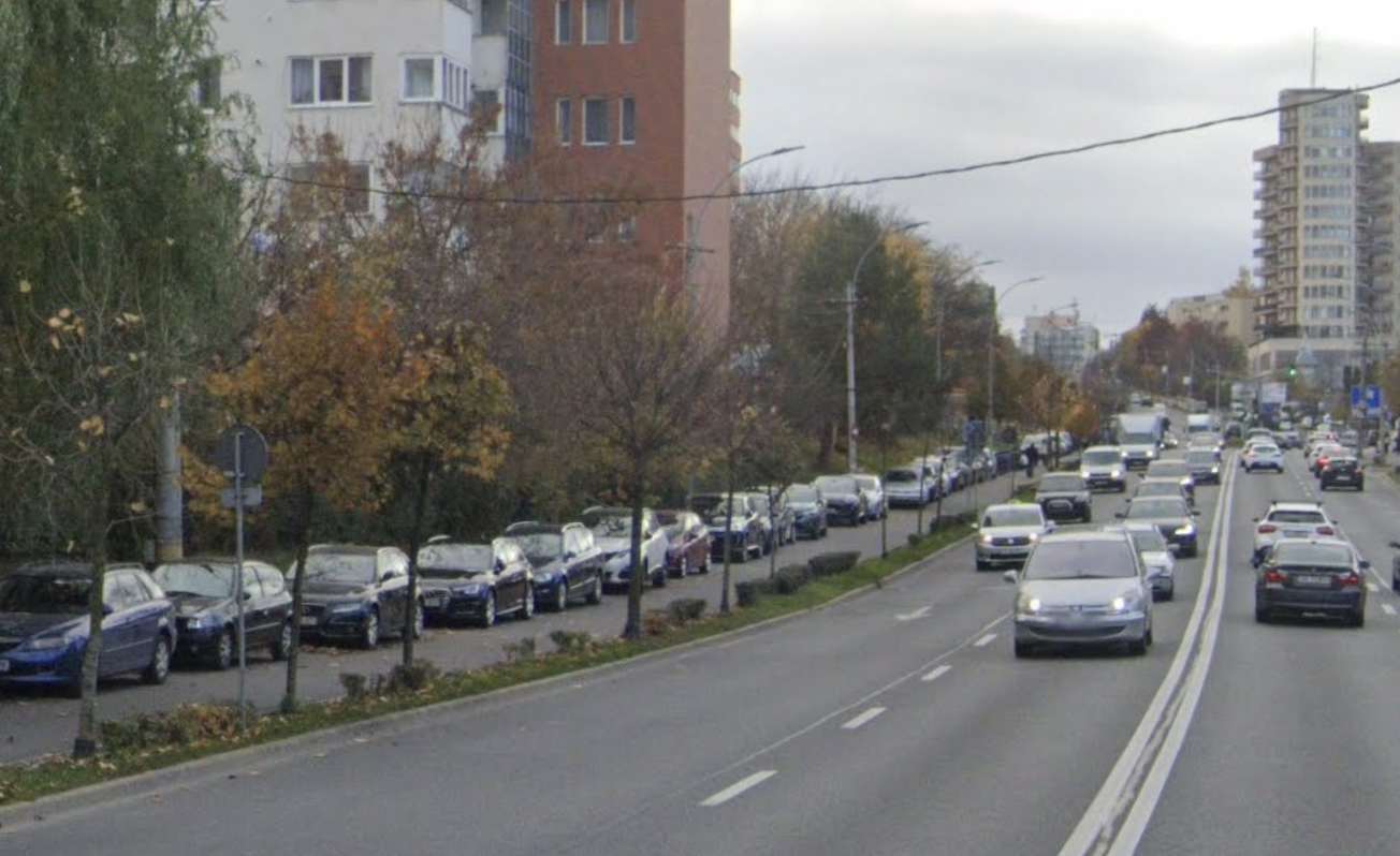 Trotuarul unei strazi din Cluj Napoca ocupat de masini Un clujean a fost aproape sa fie accidentat pe trotuar