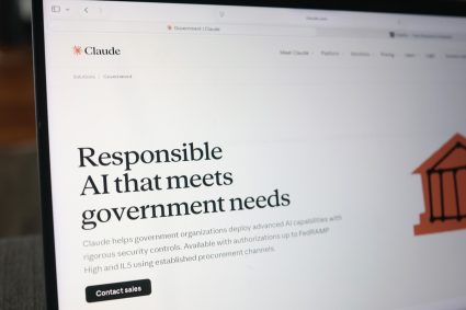 Trump a promis să revină la ordine în ceea ce privește supravegherea inteligenței artificiale. A durat doar două săptămâni.