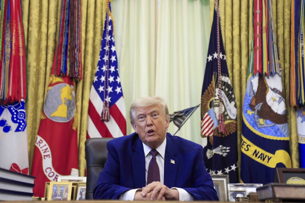Trump solicta noi demisii in randul serviciilor de informatii ale SUA