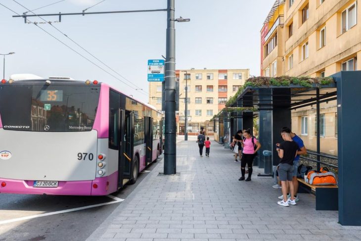 Turistii care nu cunosc orasul sunt agresati de clujeni in zona garii Bilete de autobuz vandute chiar si cu 10 lei Ne fac de rusine