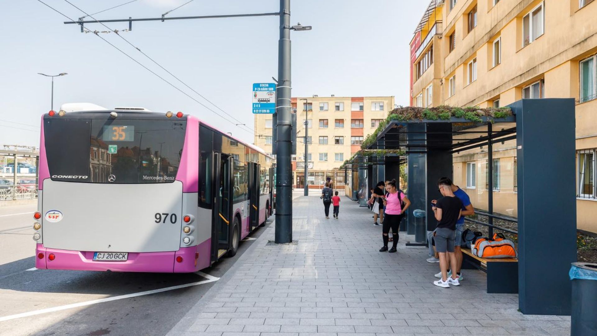 Turistii care nu cunosc orasul sunt agresati de clujeni in zona garii Bilete de autobuz vandute chiar si cu 10 lei Ne fac de rusine