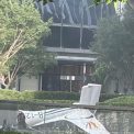 Un avion a lovit cea mai inalta cladire din Beijing iar resturile au cazut pe trotuar