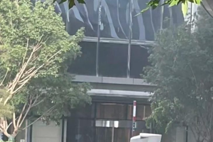 Un avion a lovit cea mai inalta cladire din Beijing iar resturile au cazut pe trotuar