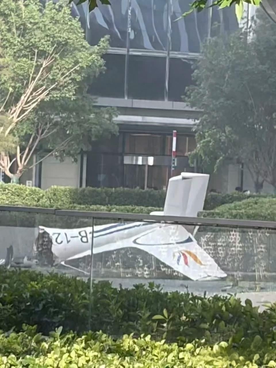 Un avion a lovit cea mai inalta cladire din Beijing iar resturile au cazut pe trotuar
