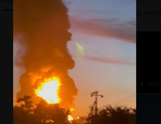 Un depozit de petrol si infrastructura unui port au fost afectate de un incendiu cauzat de un atac masiv cu dronae atribuite Ucrainei