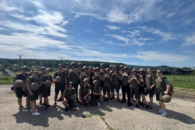 Un grup de tineri a experimentat viata de soldat timp de o zi O experienta memorabila in tabara Militar in devenire