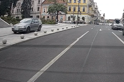 VIDEO. Gest surprinzător în centrul Clujului. Un șofer a intrat pe trotuar și a continuat să circule printre pietoni.