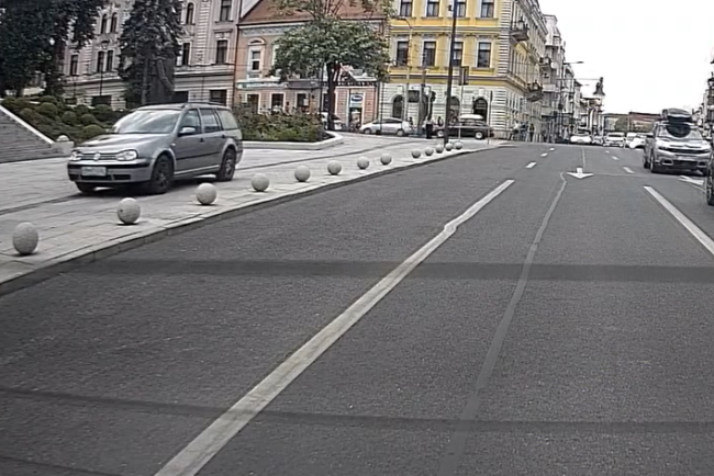 VIDEO Gest surprinzator in centrul Clujului Un sofer a intrat pe trotuar si a continua sa circule printre pietoni