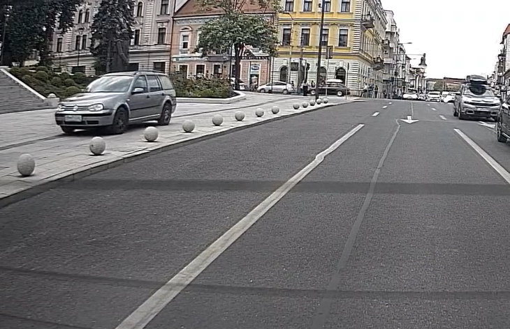 VIDEO Gest surprinzator in centrul Clujului Un sofer a intrat pe trotuar si a continua sa circule printre pietoni