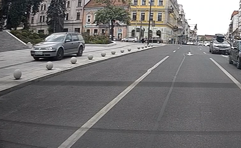 VIDEO Gest surprinzator in centrul Clujului Un sofer a intrat pe trotuar si a continua sa circule printre pietoni