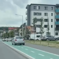 VIDEO O soferita a confundat volanul cu bicicleta A folosit pista de biciclete ca pe o banda de circulatie Nimanui nu i pasa