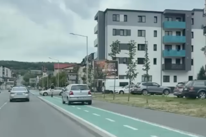 VIDEO. O șoferiță a confundat volanul cu bicicleta! A folosit pista de biciclete ca pe o bandă de circulație: „Nimănui nu-i pasă!”