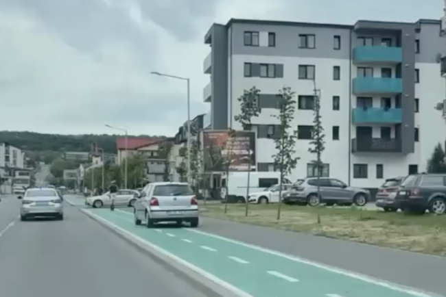 VIDEO O soferita a confundat volanul cu bicicleta A folosit pista de biciclete ca pe o banda de circulatie Nimanui nu i pasa
