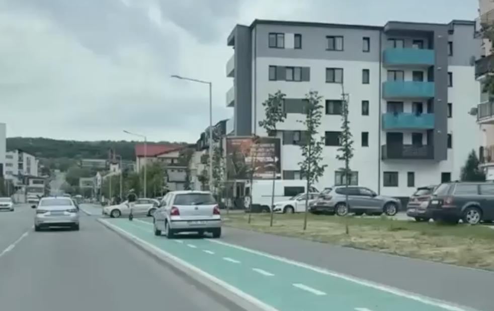 VIDEO O soferita a confundat volanul cu bicicleta A folosit pista de biciclete ca pe o banda de circulatie Nimanui nu i pasa