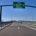 VIDEO Pieton plimbandu se pe autostrada Turda Sebes Se deplaseaza in voie pe marginea benzii de viteza maxima