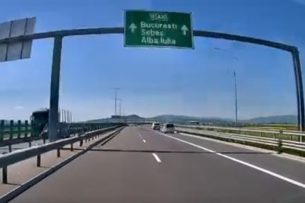 VIDEO Pieton plimbandu se pe autostrada Turda Sebes Se deplaseaza in voie pe marginea benzii de viteza maxima