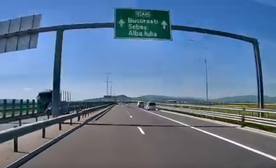 VIDEO Pieton plimbandu se pe autostrada Turda Sebes Se deplaseaza in voie pe marginea benzii de viteza