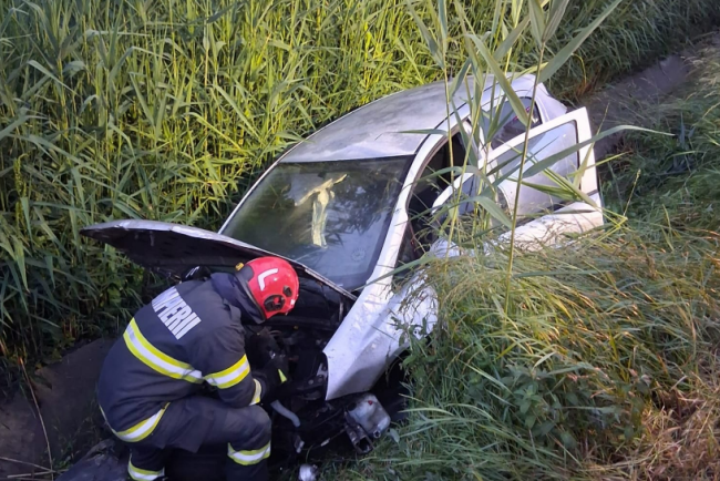 accident in cluj in primele ore ale dimineii o soferita a fost incarcerata dupa ce masina a ajuns intr un sant pompierii au reusit cu greu sa o salveze