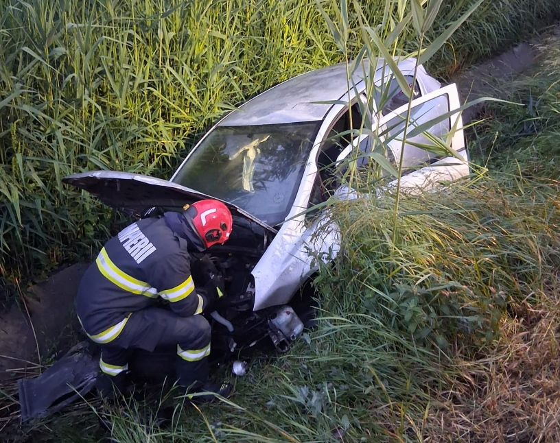 accident in cluj in primele ore ale dimineii o soferita a fost incarcerata dupa ce masina a ajuns intr un sant pompierii au reusit cu greu sa o salveze