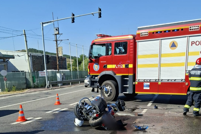 accident in jucu cluj un motociclist si un pasager din masina implicata au fost raniti si transportati de urgenta la spital