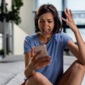 este acceptabil sa vorbesti la telefon pe difuzor intr un loc public reguli esentiale pentru manierele telefonice