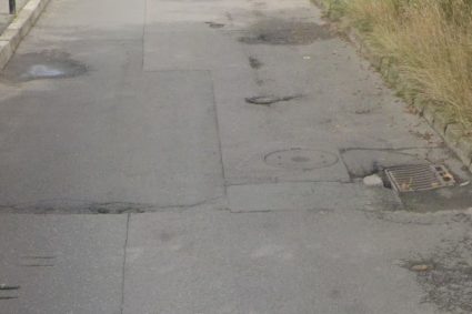 Gropi misterioase apărute pe o stradă din Cluj-Napoca. Un locuitor din Dâmbu Rotund a raportat deteriorări în două zone diferite: „Sunt de dimensiuni mari”