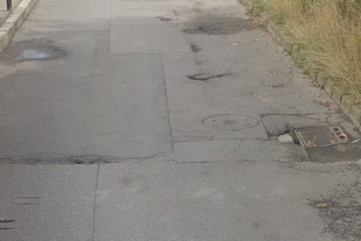 gropi misterioase aparute pe o strada din cluj napoca un locuitor din dambu rotund a raportat deteriorari in doua zone diferite sunt de dimensiuni mari