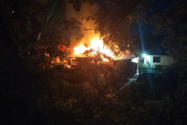incendiu de amploare doua case in flacari focul sa extins de la una la alta o femeie din cluj a avut un atac de panica cauza scurtcircuit