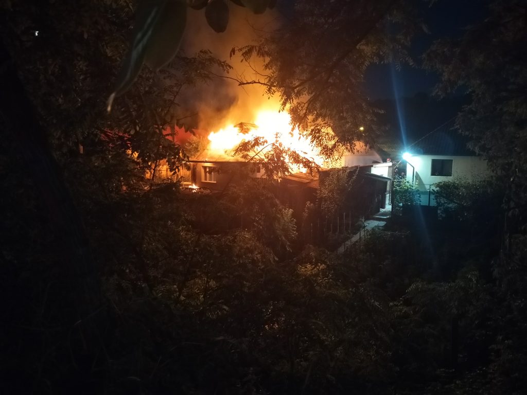 incendiu de amploare doua case in flacari focul sa extins de la una la alta o femeie din cluj a avut un atac de panica cauza scurtcircuit
