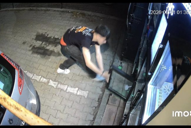 nesimtire fara margini in florest un buchetomat a fost vandalizat si jefuit in timpul noptii