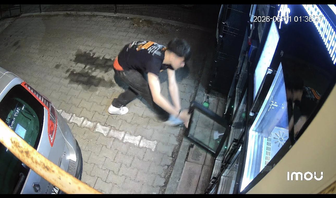 nesimtire fara margini in florest un buchetomat a fost vandalizat si jefuit in timpul noptii