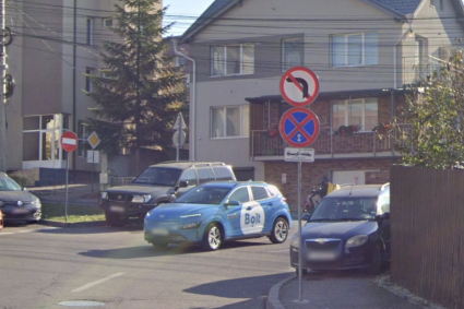 parchezi pe trotuar in intersectie langa marcajele de interdictie ce se petrece in fiecare noapte pe o strada din cluj napoca