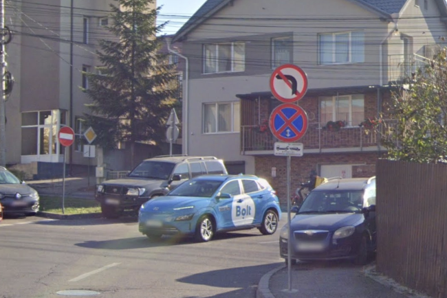 parchezi pe trotuar in intersectie langa marcajele de interdictie ce se petrece in fiecare noapte pe o strada din cluj napoca