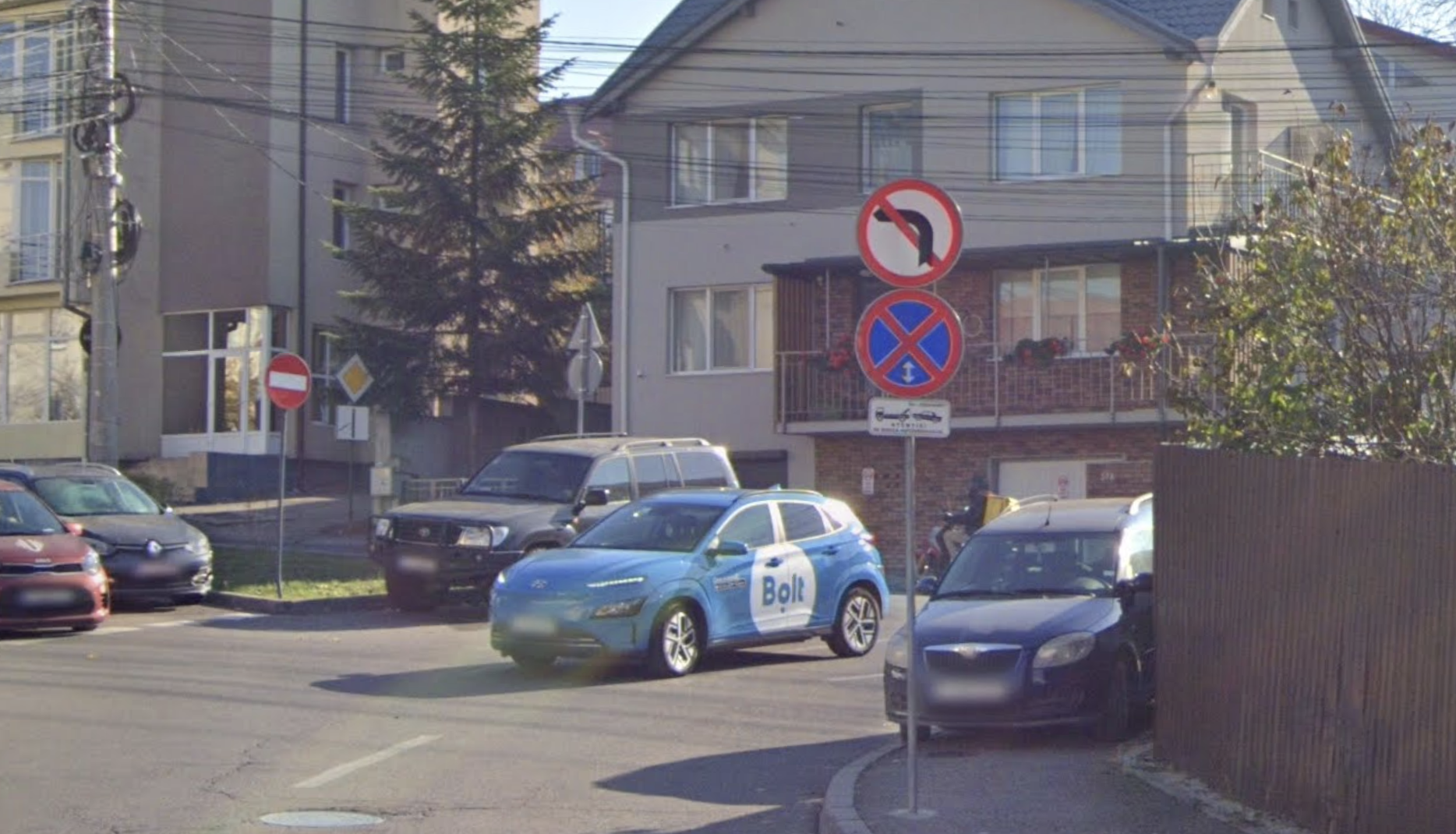 parchezi pe trotuar in intersectie langa marcajele de interdictie ce se petrece in fiecare noapte pe o strada din cluj napoca
