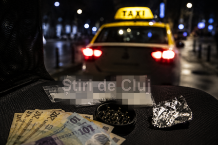 Taximetrist din Cluj, implicat într-o rețea de trafic de droguri de mare risc. Dozele ar fi fost transportate cu taxiul și vândute pentru sume între 200 și 3000 de lei.