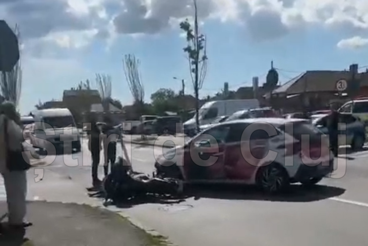 video accident recent pe strada plevnei din cluj napoca un motociclist lovit de o masina a fost dus de urgent la spital