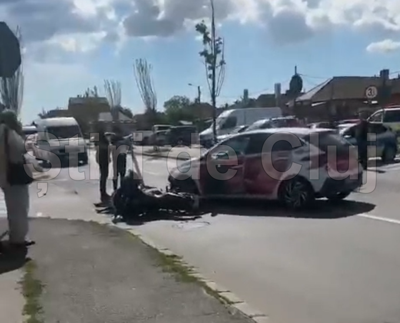 video accident recent pe strada plevnei din cluj napoca un motociclist lovit de o masina a fost dus de urgent la spital