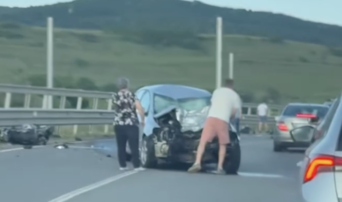 video accident tragic in cluj un tanar motociclist a decedat in urma unei coliziuni violente cu o masina