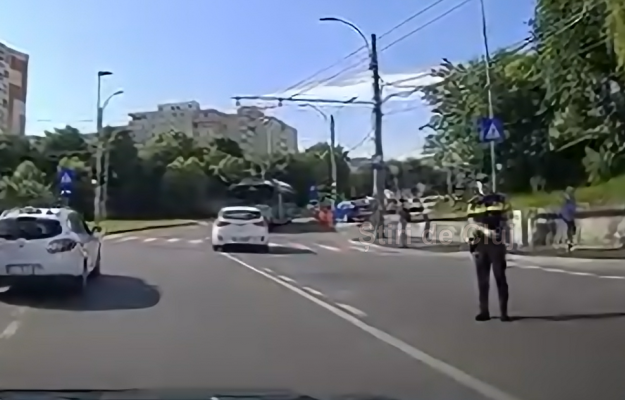 video biciclist ranit sub podul calvaria din cluj traficul a fost deviat iar politia a intervenit la locul accidentului