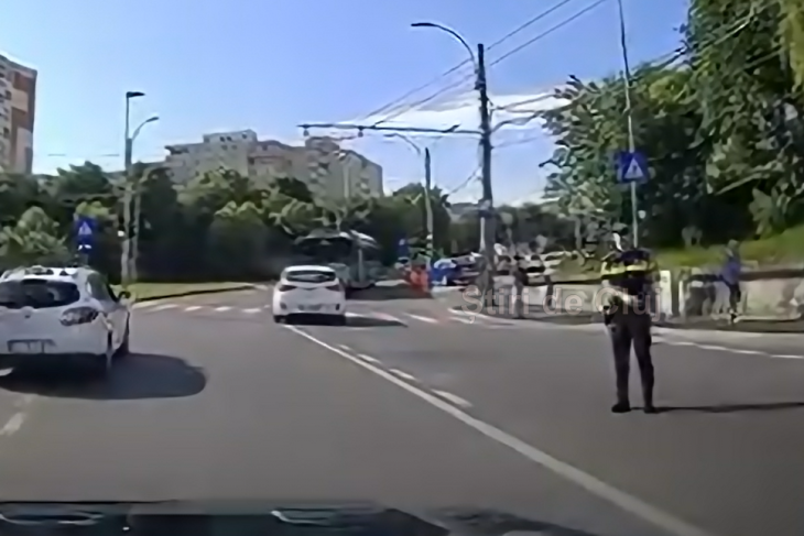 video biciclist ranit sub podul calvaria din cluj traficul a fost deviat iar politia a intervenit la locul accidentului