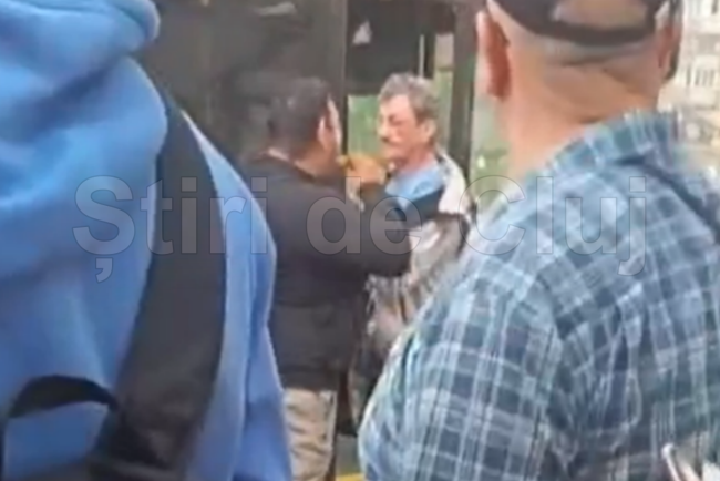 video exclusiv incaierare in statia de autobuz din marasti cluj sub privirile socate ale pasagerilor recent i a dat una si l a doborat