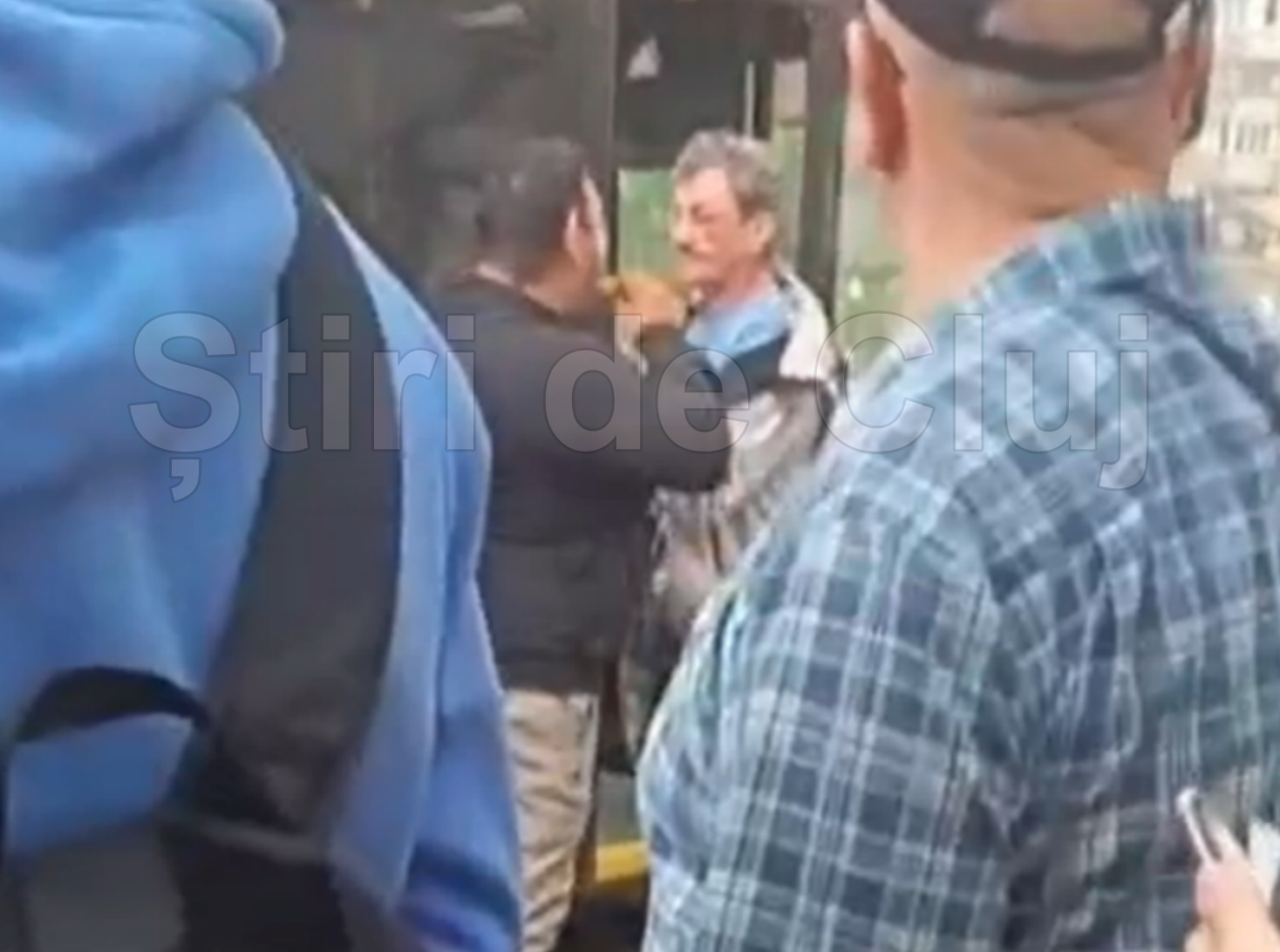 video exclusiv incaierare in statia de autobuz din marasti cluj sub privirile socate ale pasagerilor recent i a dat una si l a doborat