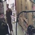 video la cluj femeile elegante pot fura fara scrupule ce a sustras o tanara dintr un magazin a fost surprinsa de camerele de supraveghere